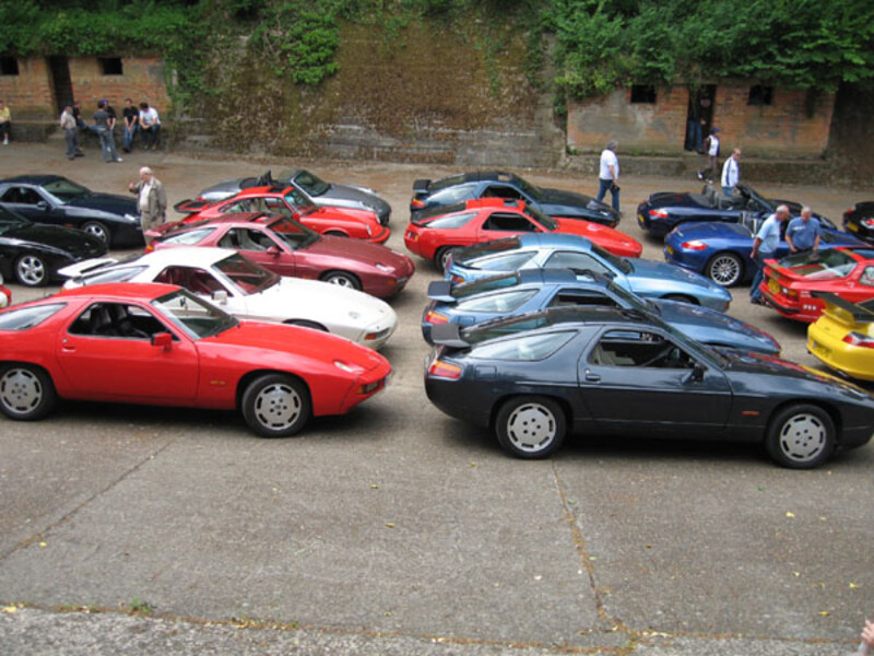 Porsche 928's at Brooklands on the Banks - May 2008