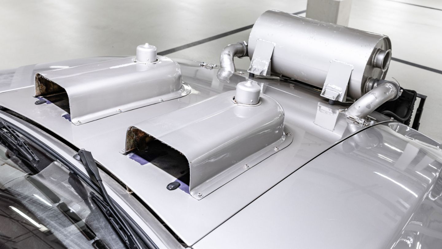 To provide cooling to the 32-valve V8, two fans housed in scoops on the bonnet could be switched on to draw hot air outwards